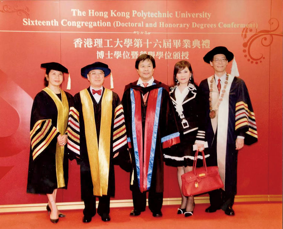 ■2010年，香港理工大學頒授榮譽博士學位予蔡志明，其家人於典禮上合照。