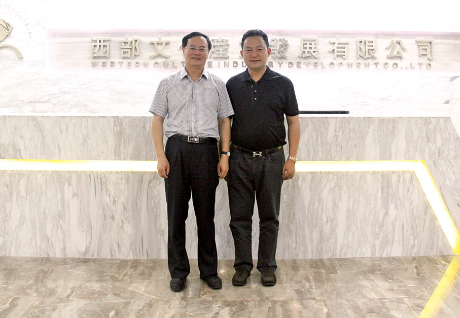 ■2014年5月，寶安區委常委、統戰部部長鄭新強向翁志明頒發優秀會長獎。