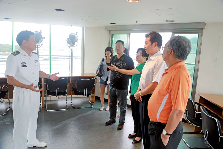 ■2013年7月，翁志明先生到駐港部隊某艦隊進行慰問活動。