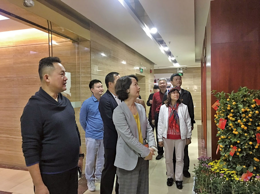 ■2019年1月，寶安區委統戰部副部長、區工商聯黨組書記古菁華與翁志明會長會面。