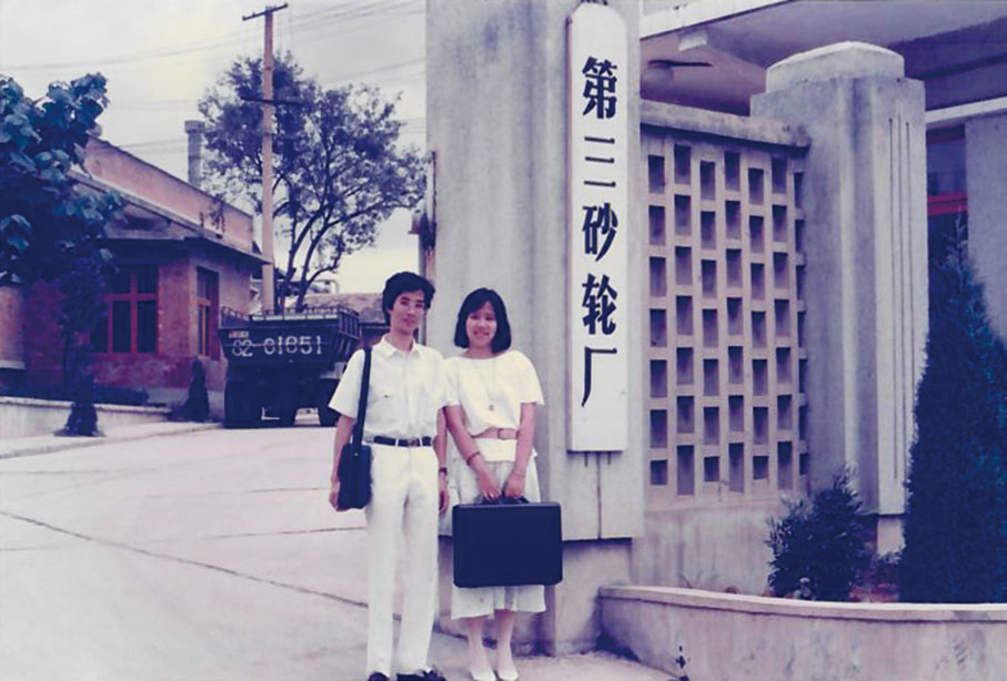 ■七十年代，簡植航博士與太太合力創辦金鋼砂建築材料業務。