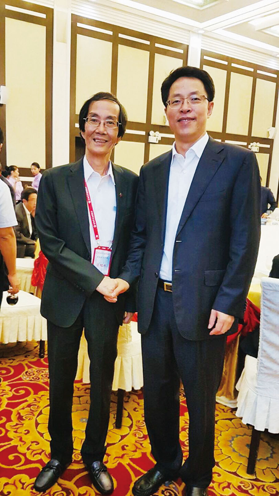 ■簡植航博士與時任香港中聯辦主任張曉明合照。