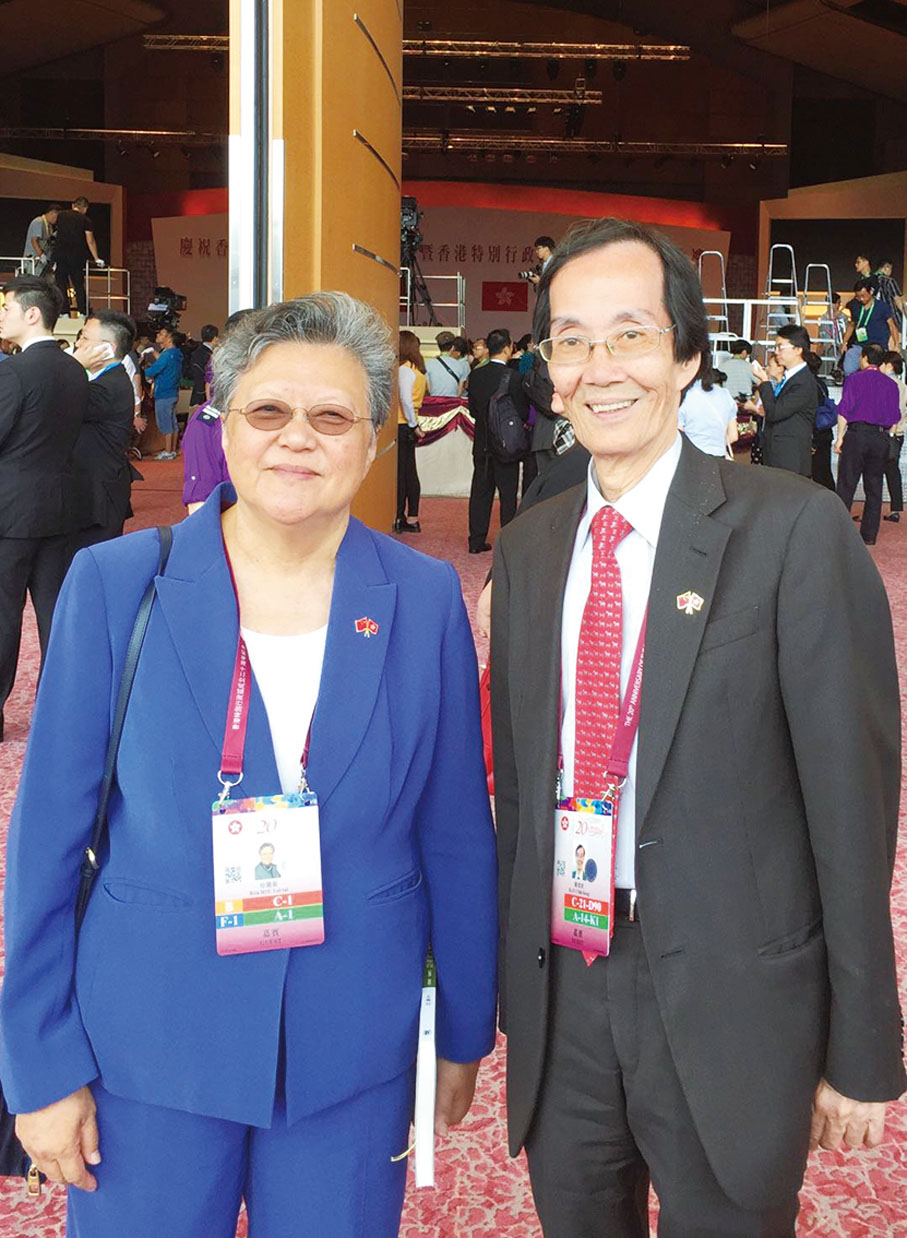 ■簡植航博士與原港區全國人大代表及全國人大常委會委員范徐麗泰合照。