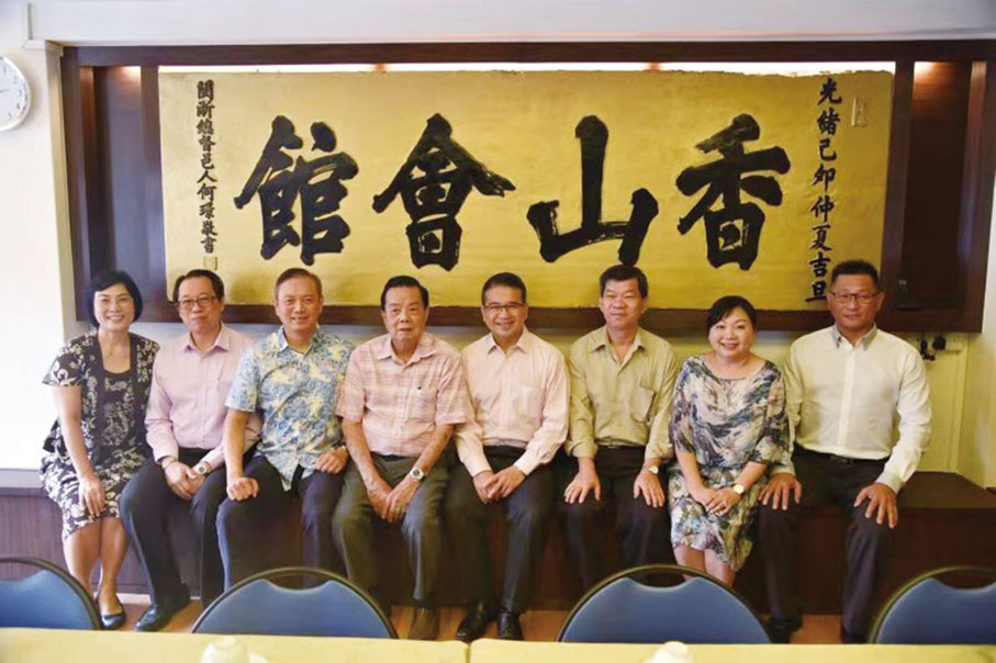 ■許國偉博士在新加坡中山會館與鄉親合照。