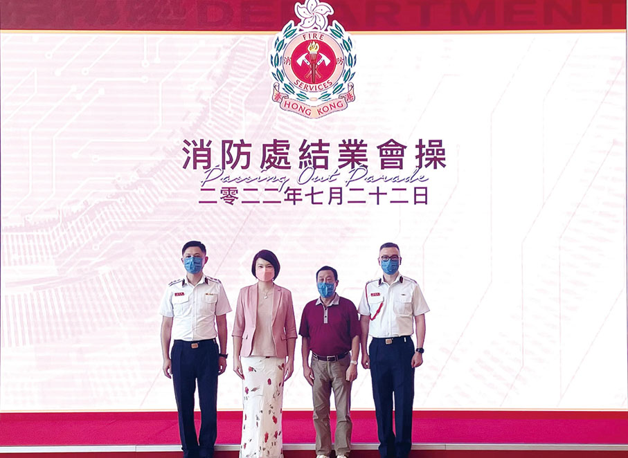 ■黃特平博士（右二）出席消防處結業會操。