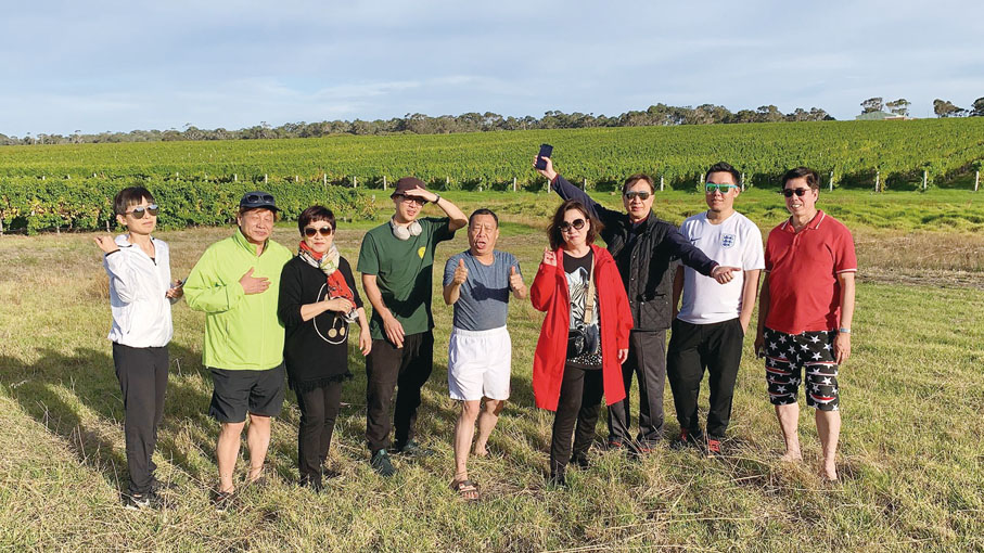■功夫巨星梁小龍、歌星森森、歌星斑斑、李嘉豪導演（國際功夫巨星李小龍侄子）參觀澳洲百利達酒莊。