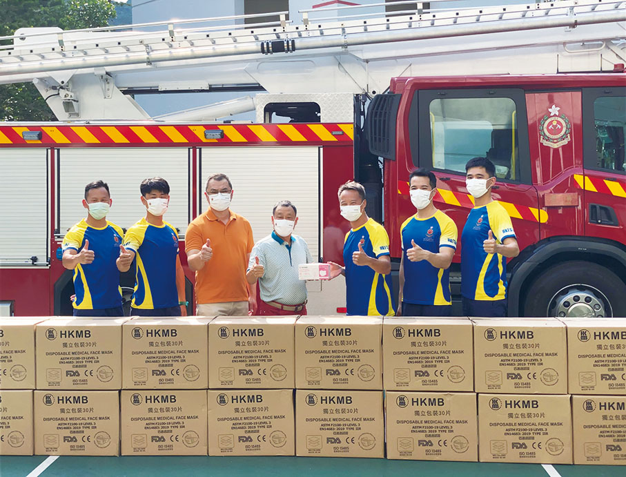 ■黃特平博士（左四）捐贈口罩予消防局及前線工作人員。