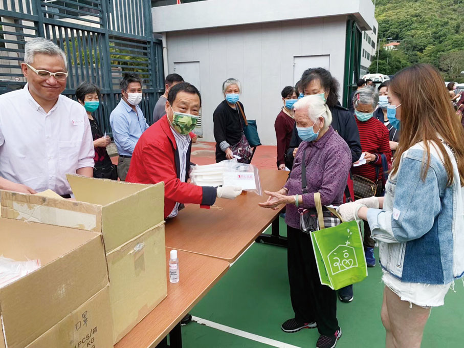 ■黃特平博士在新冠肺炎抗疫期間，為香港長者派發免費口罩。