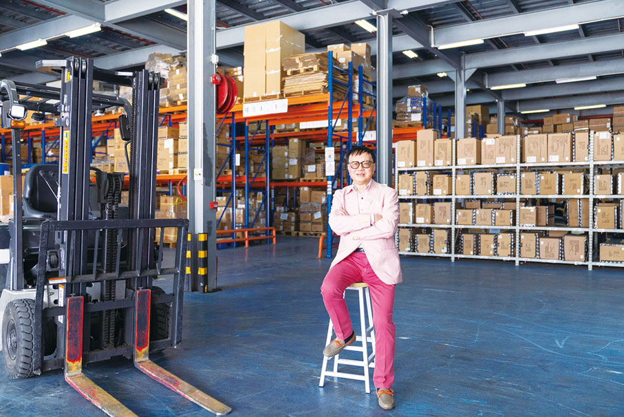 ■劉石佑指「嘉泓．環球自購」為消費者提供經濟實惠而且方便快捷的國際集運方案。