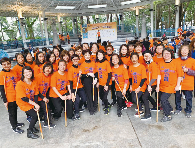 ■顧如玉博士出席「易筋棒千人操運動日」與部分參加者合照。