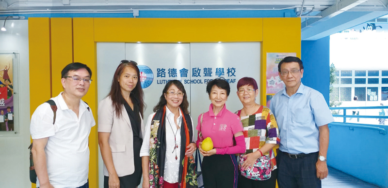 ■顧如玉博士出席路德會啟聾學校的聽障兒童並進行聰耳操。