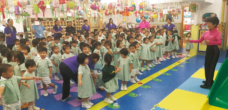 ■顧如玉博士教導小朋友孝道及練習開智明目操。