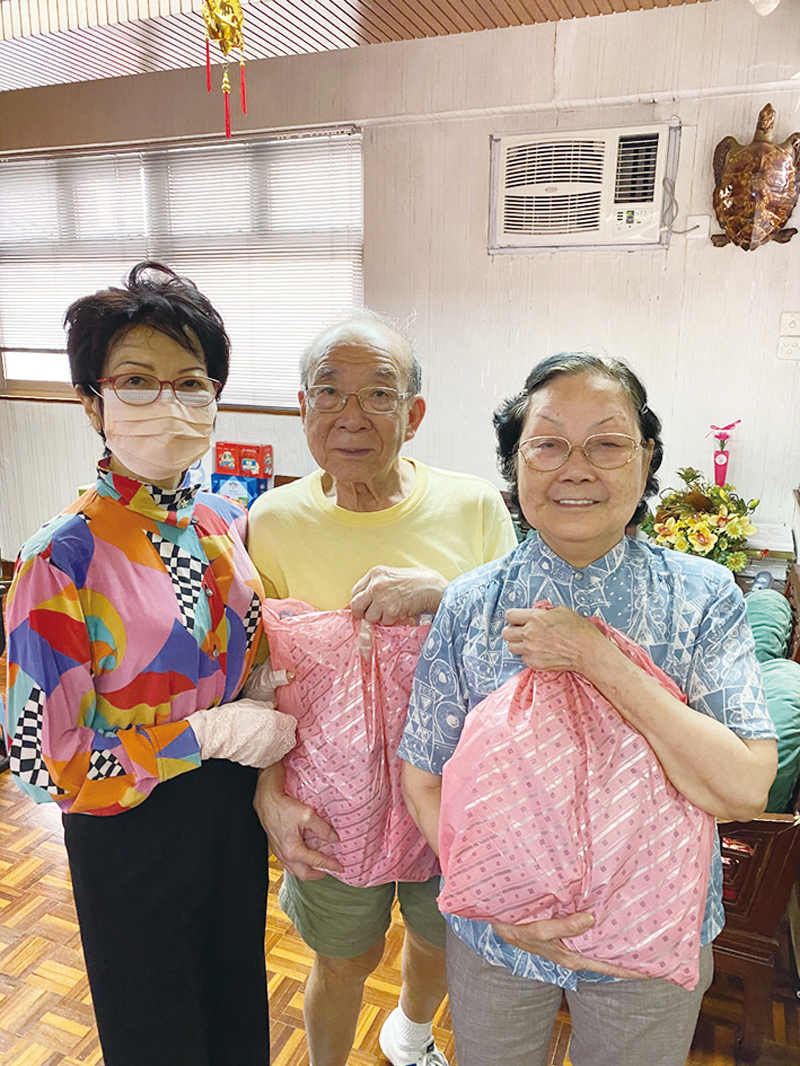 ■顧如玉博士探訪長者們，並致送健康袋，祝願他們新一年福蔭滿滿，同享健康。