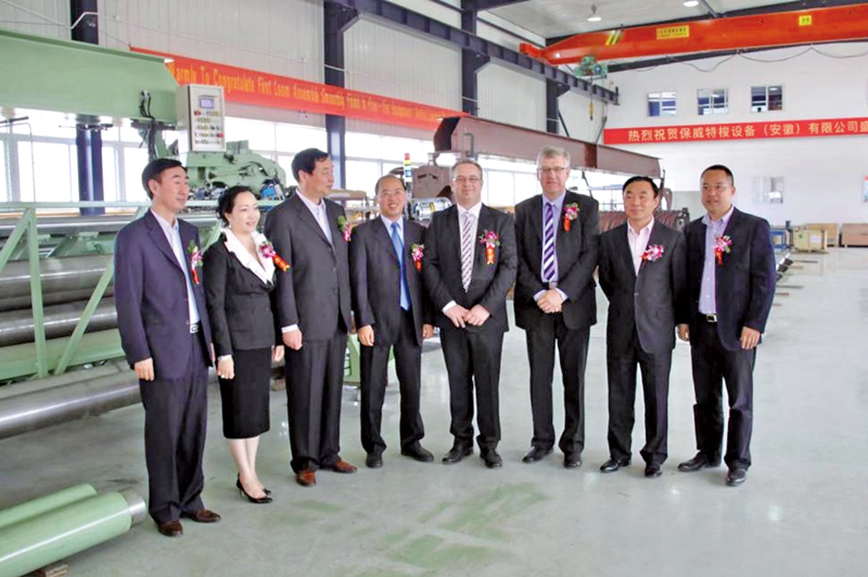 ■關淑敏博士代表保威有限公司和世界造紙機械巨頭瑞典Texo公司在安徽省合資開發工業園，引進瑞典先進的重型紡織生產工藝和設備技術。