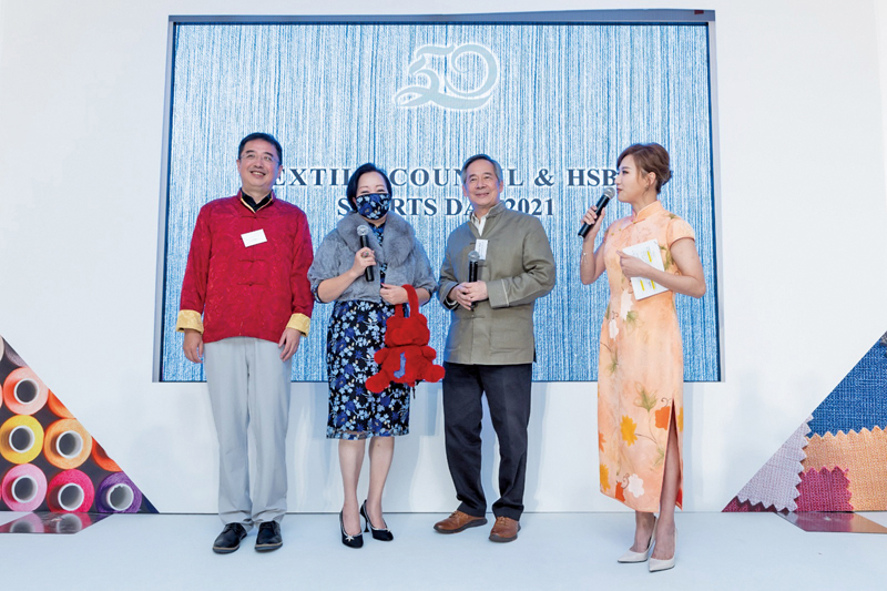 ■關淑敏博士出席香港紡織業聯會暨滙豐銀行50周年晚宴，其自行設計旗袍及口罩，最終榮獲大獎。