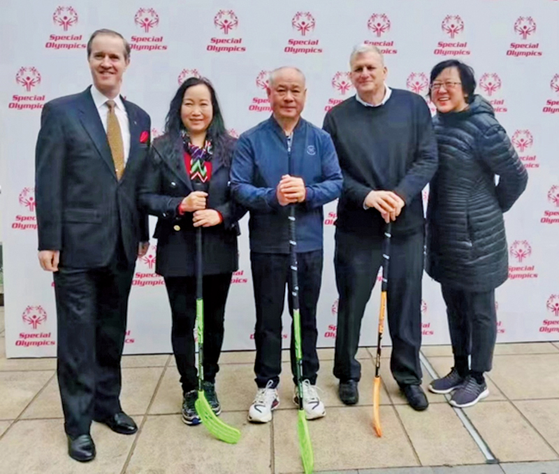 ■關淑敏博士參加國際特奧會組織的特奧軟式曲棍球活動，共同關心智障人士，與「國際特奧會」特奧東亞區總裁兼總經理馮美孫、該組織東亞區高級顧問委員李寧及Mr. Scott Kronick 合影。