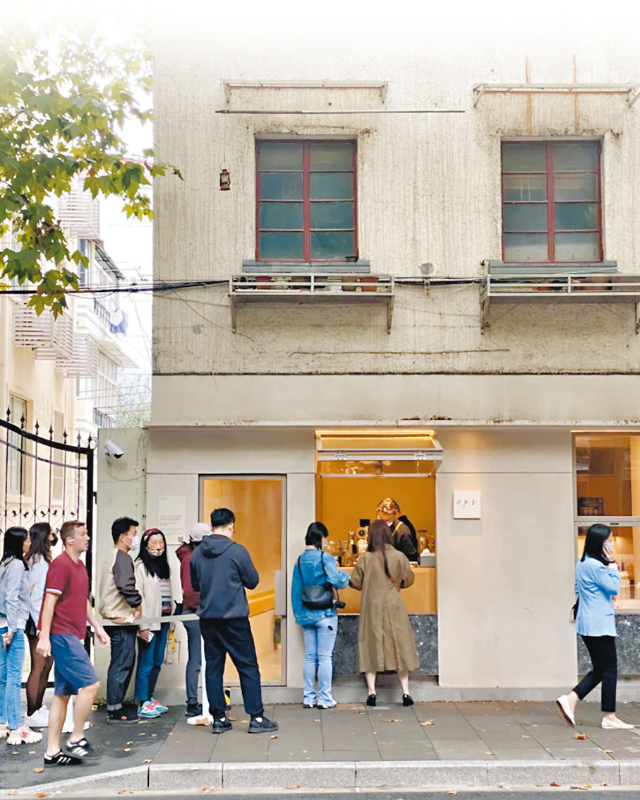 ◆在上海的小馬路上，只有一個窗口的特色小店也吸引人們排隊購買。 網絡圖片