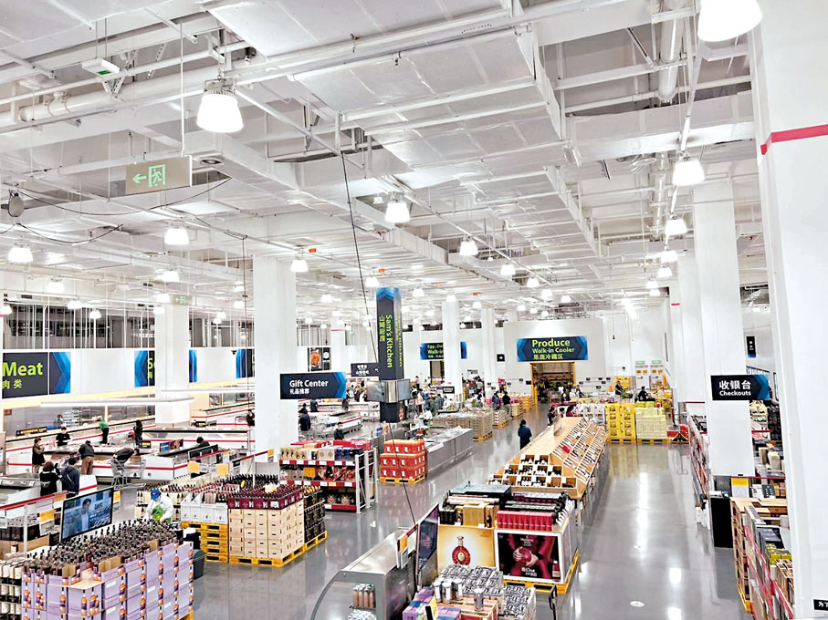 ◆國慶小長假因疫情反覆，超市線下顧客稀少。 香港文匯報記者孟冰 攝