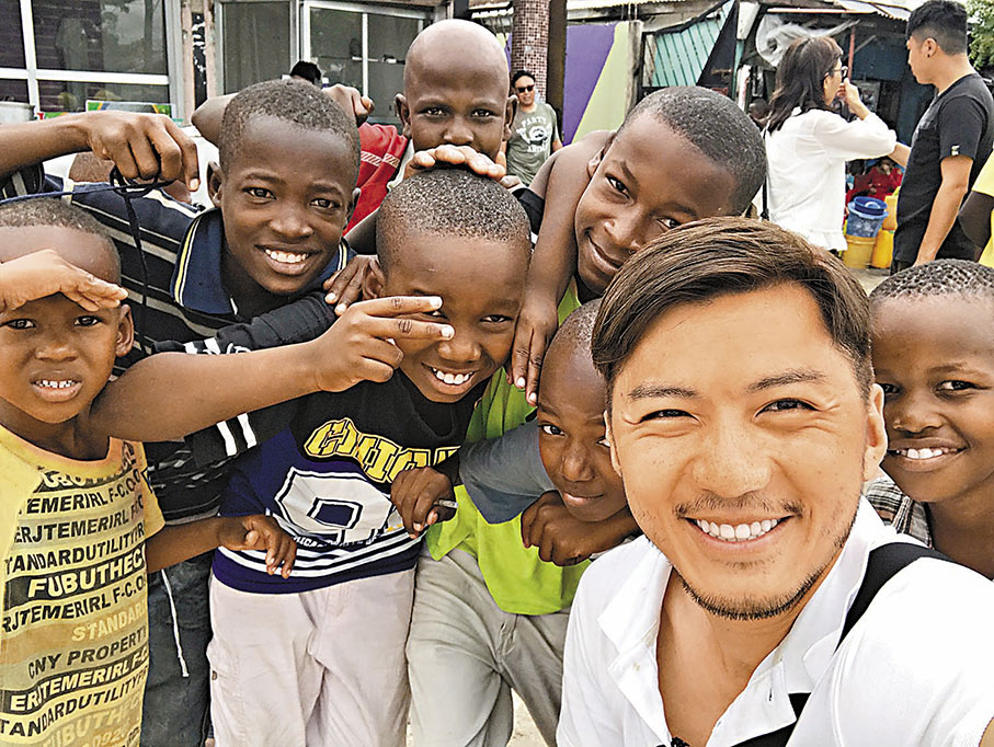 ◆Ben拍攝《打工捱世界》時在坦桑尼亞留影。