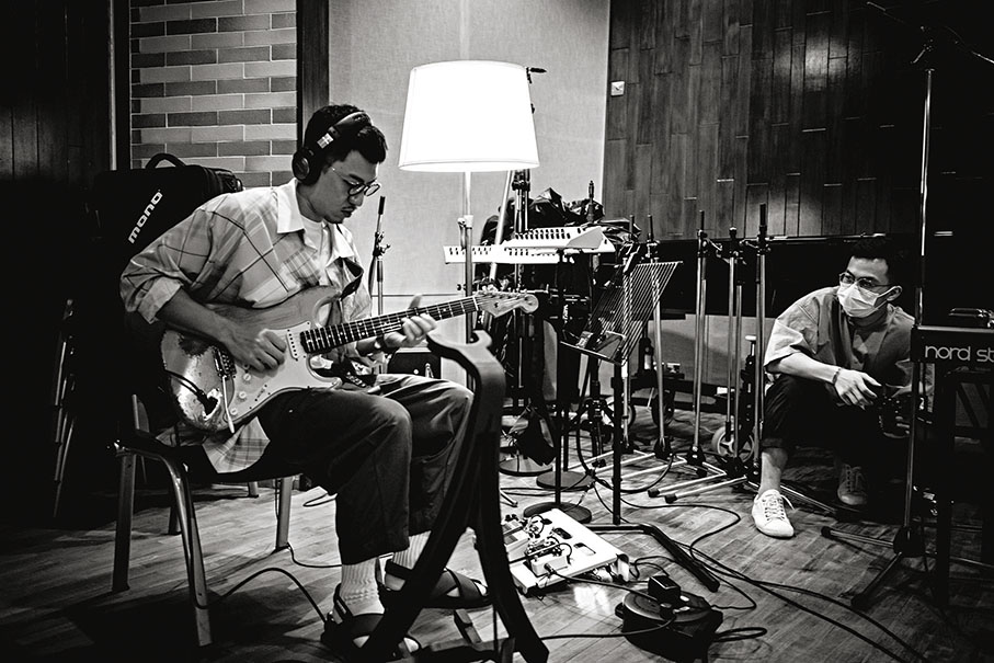 ◆《馬路英雄》MV幕後花絮，Ben表演彈結他。