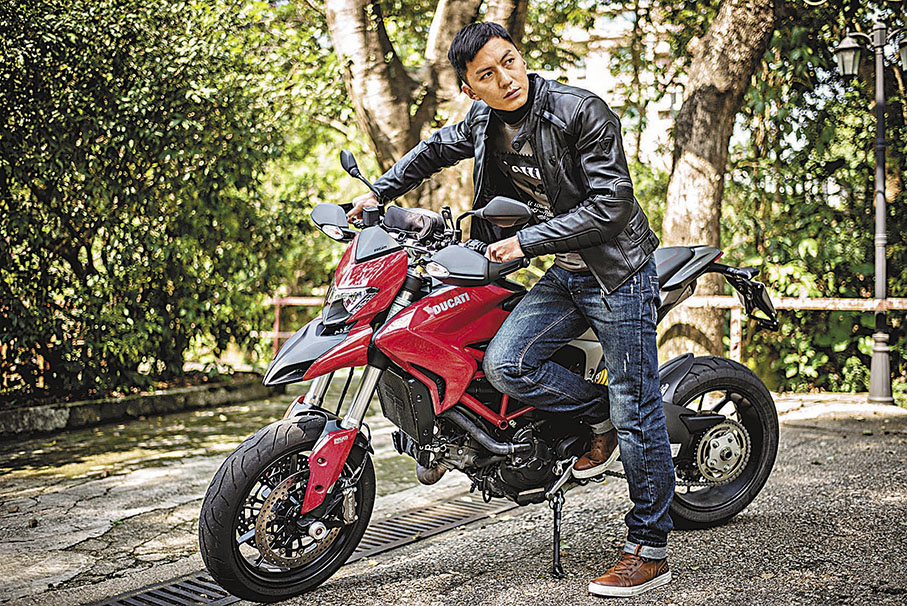 ◆袁偉豪喜歡揸車，故全新歌 曲《馬路英雄》以揸車為主題。