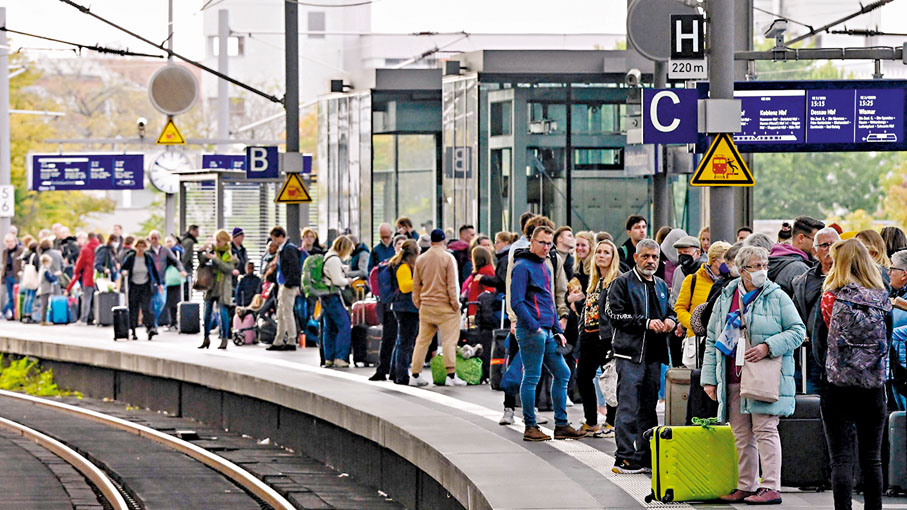 ◆ 柏林一個鐵路站8日擠滿滯留乘客。 法新社