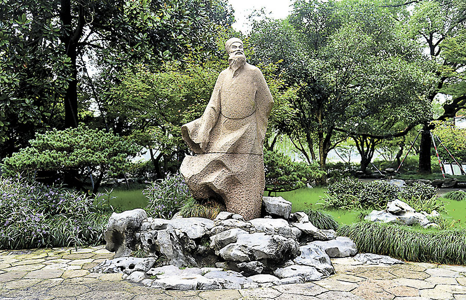 ◆ 蘇軾是宋代文學最高成就的代表，在詩、詞、散文、書、畫等方面取得了很高的成就。圖為杭州西湖蘇堤南口的蘇東坡雕像。 作者供圖