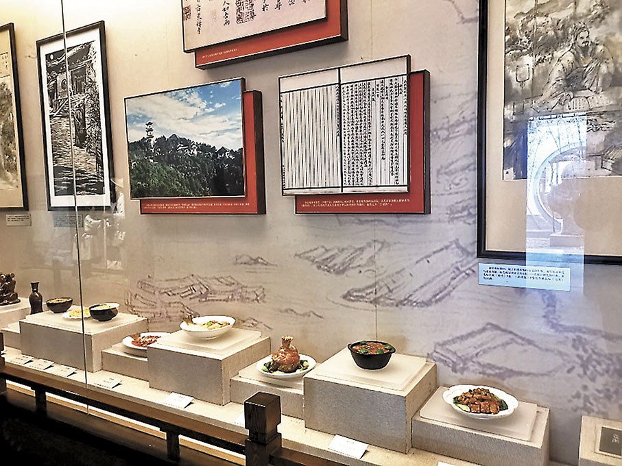 ◆ 湖北黃岡的蘇東坡紀念館內收藏了數百件各類文物、字畫，還展出了許多「東坡」美食。 作者供圖