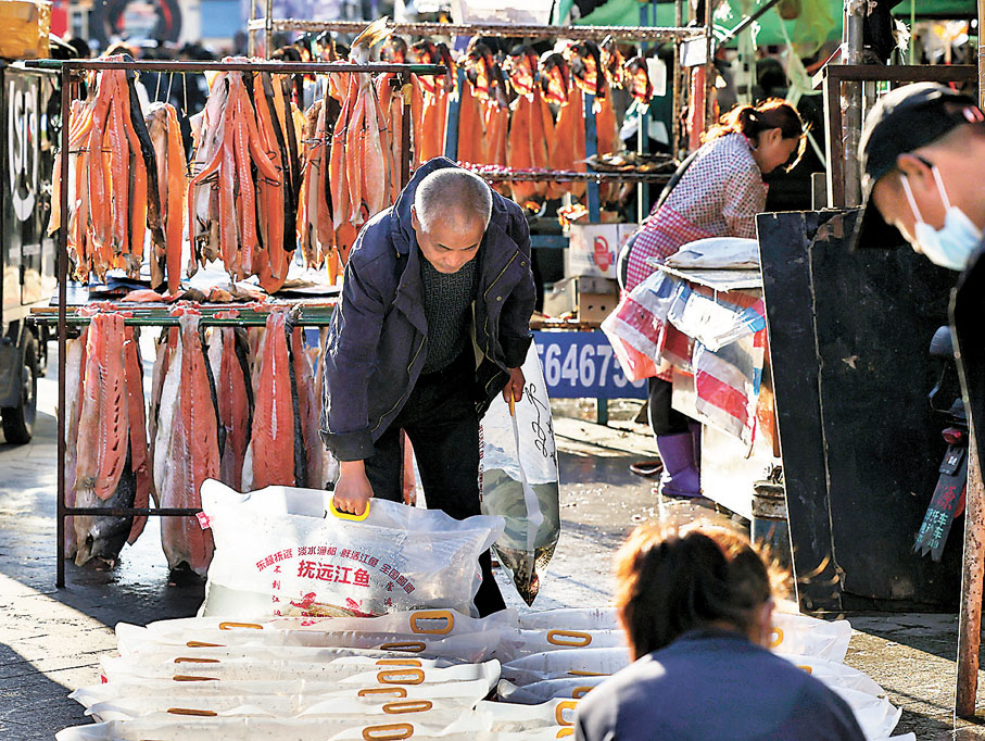 ◆魚商將活魚打包準備郵寄到外地。