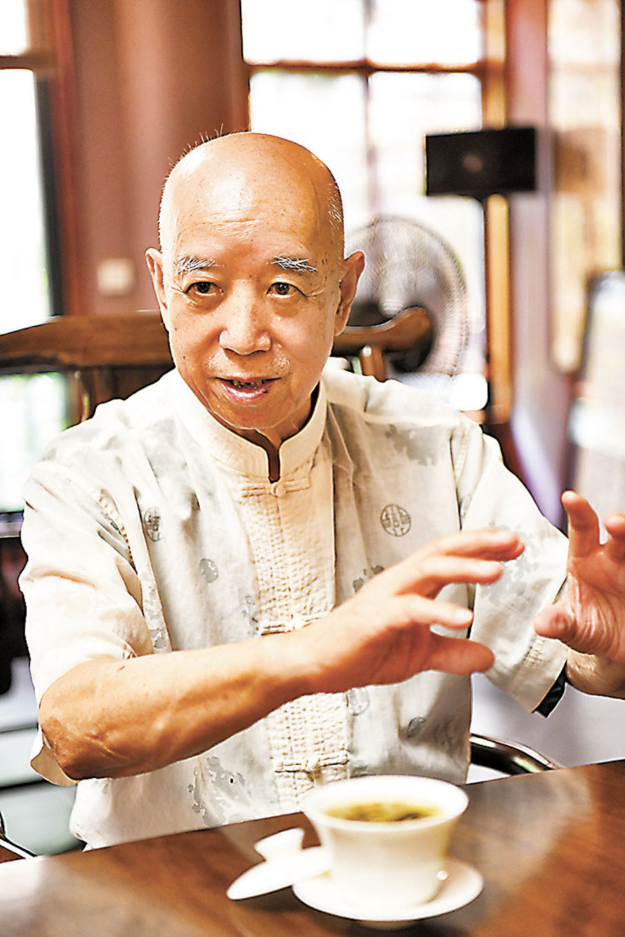 ◆徐金華用蓋碗茶為客人準備「碧潭飄雪」。