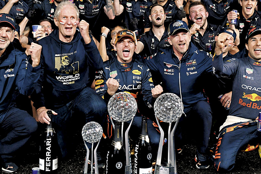 ◆韋斯達賓(中)與紅牛車隊團隊享受勝利時刻。  法新社