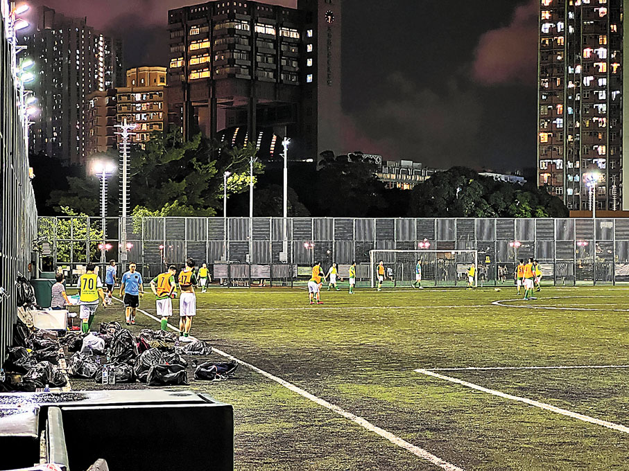 ◆香港文匯報記者早前發現，有足球場使用者無須簽場便可進入。香港文匯報記者 攝