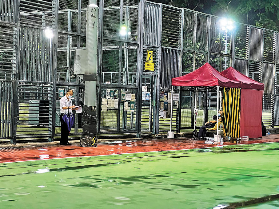 ◆康文署職員不時在球場附近徘徊巡視，但未要求所有場地使用者簽場，確保租用人是真正的用家。香港文匯報記者 攝