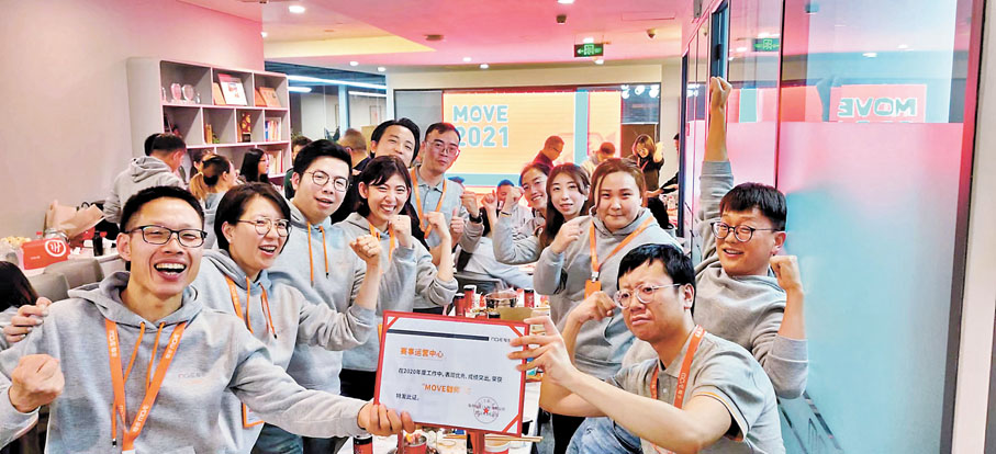 ◆王慧玲（左二）和團隊同事在一起。    受訪者供圖