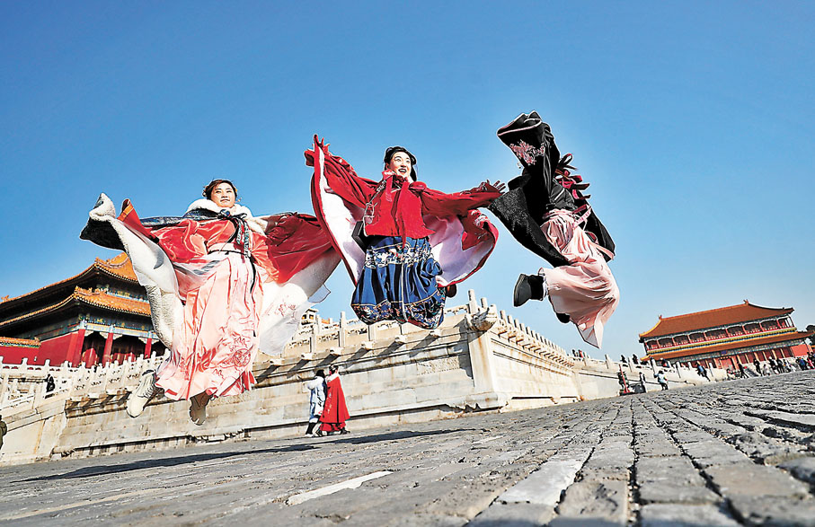 ◆年輕人是國潮旋風的重要塑造力量。圖為古裝愛好者在故宮博物院內拍照留念。  資料圖片