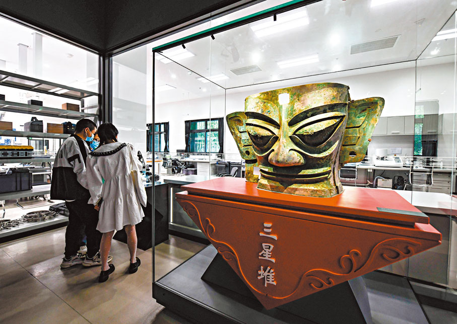 ◆遊客在三星堆博物館參觀。 資料圖片