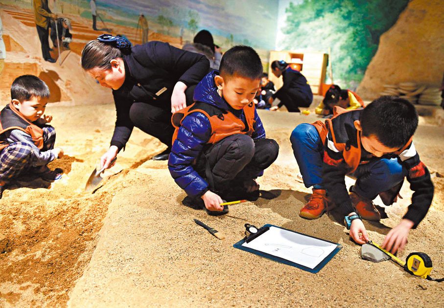 ◆學生在山東博物館體驗式模擬考古區「發掘文物」。資料圖片