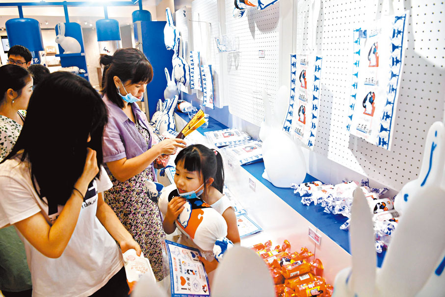 ◆老字號國民品牌大白兔在四川成都舉辦主題展，民眾前往品味兒時味道。      資料圖片