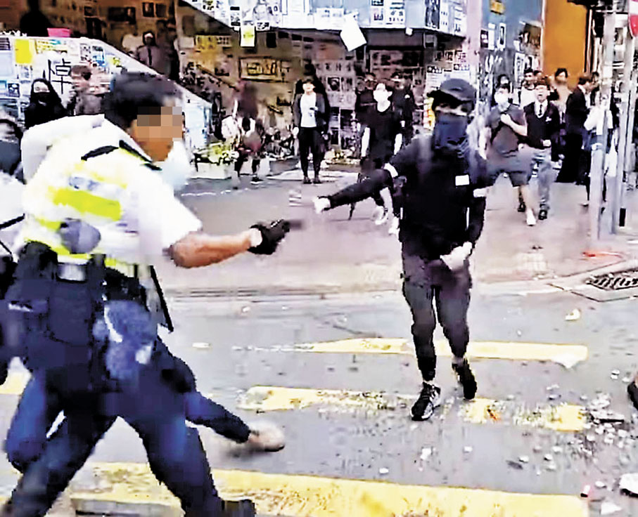 ◆2019年11月11日一名警員在西灣河遭暴徒搶槍，生命受威脅下開槍擊中一名暴徒。資料圖片