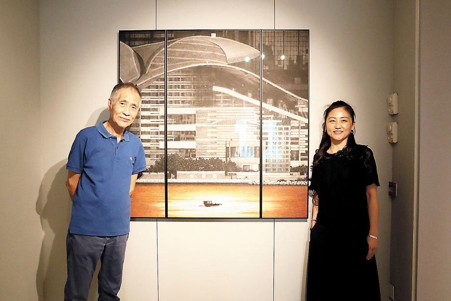 ◆藝術家黃孝逵（左）和策展人李宇涵於《維港暮色》作品前合照。