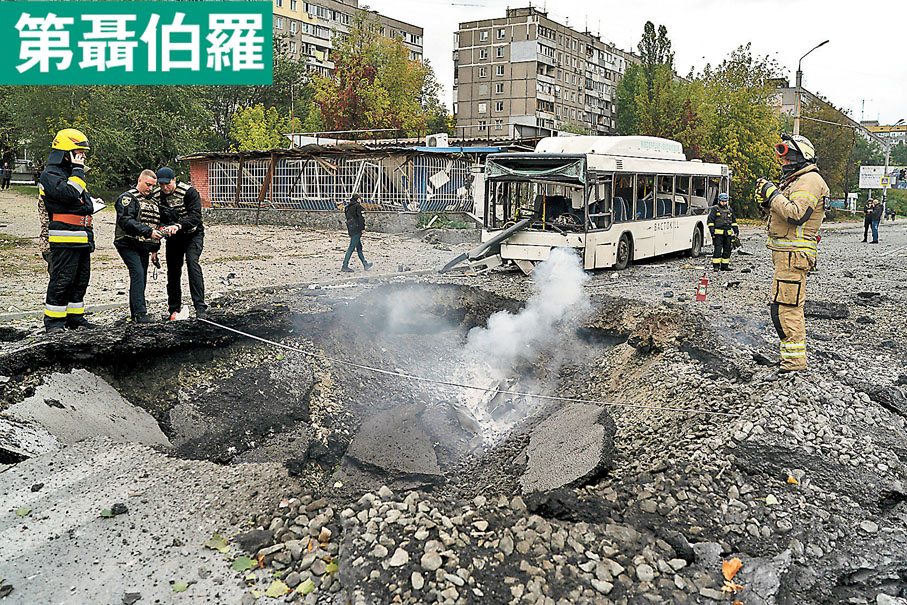 ◆馬路被炸出大坑洞。 美聯社