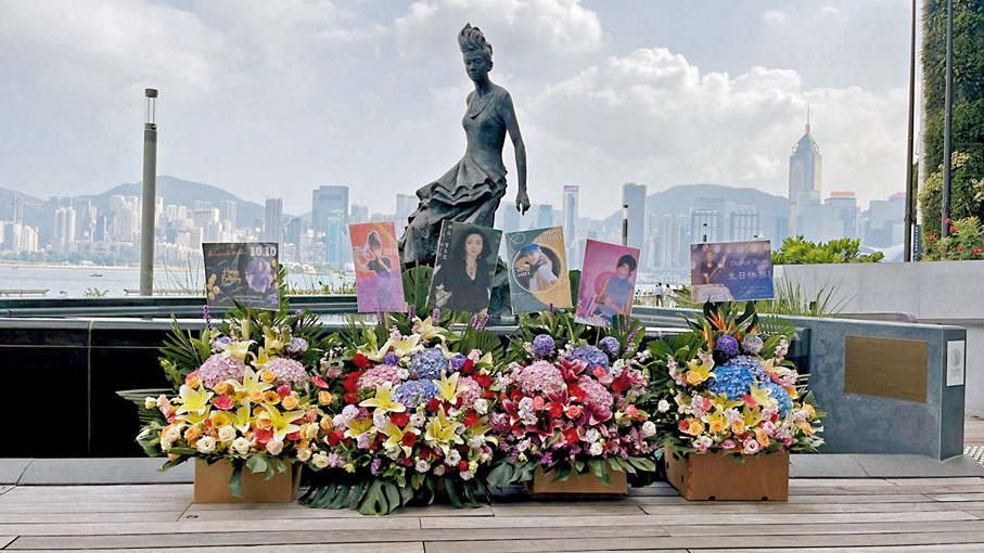 ◆ 梅艷芳銅像下放滿鮮花。