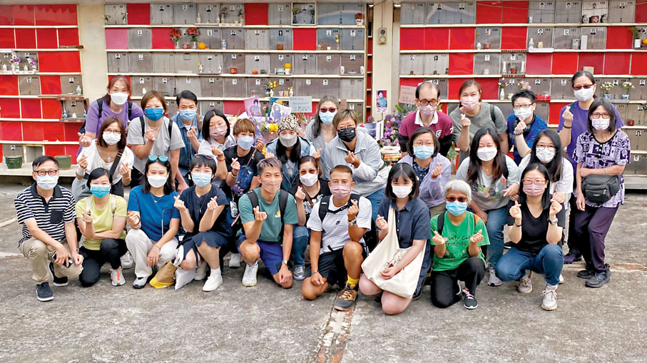 ◆「梅艷芳國際歌迷會」到大嶼山海薈塔拜祭。