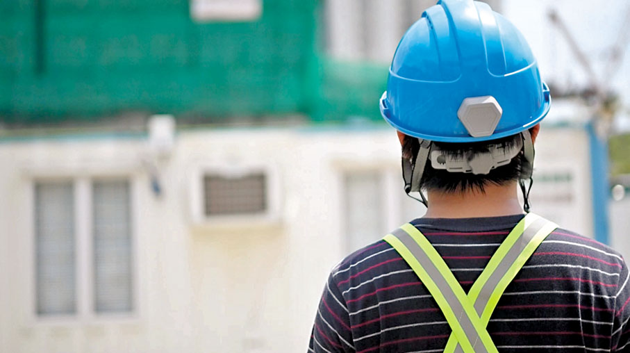 ◆ 智能安全帽與普通安全帽外觀基本無異。中建香港供圖