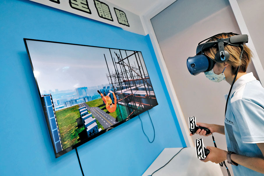 ◆利用VR技術，體驗高空工作。香港文匯報記者  攝