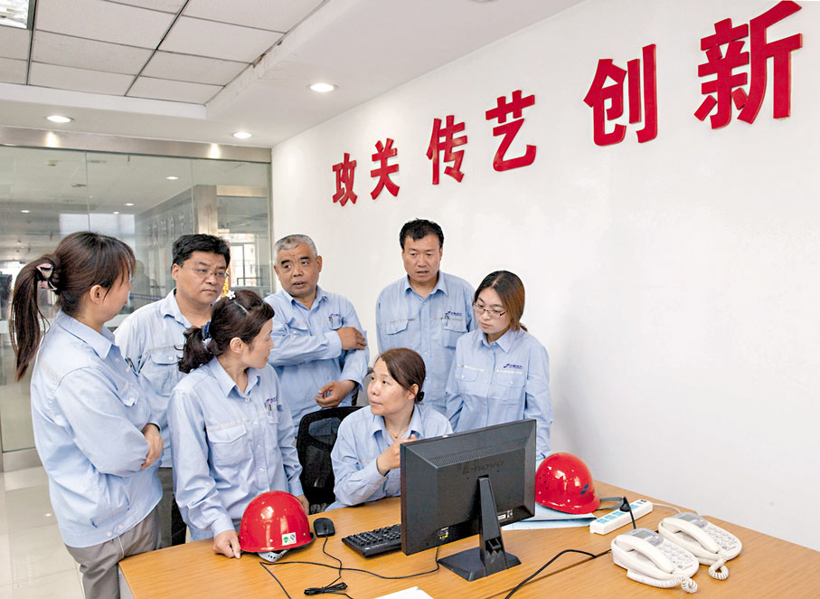 ◆孫一倩把多年積累的經驗傳授給年輕人，帶出了40餘名專業技術人員和高素質技能人員。