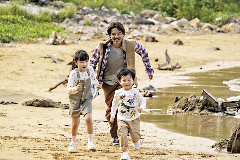 ◆馮德倫演繹人父，帶孩子到海邊玩。