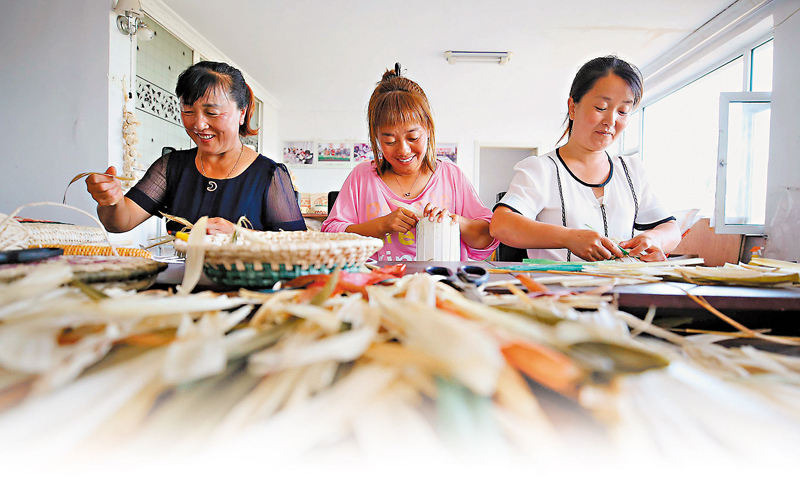 ◆產業扶貧是穩定脫貧的根本之策。圖為吉林省洮南市福順鎮春華村，參加草編合作社的村民在編製草編工藝品。 資料圖片