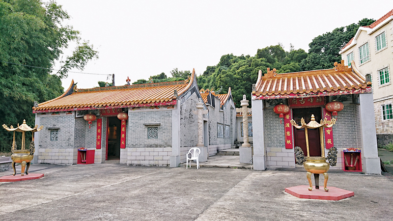 ◆百年歷史洪聖古廟（左）及排峰古廟，兩廟間建有壁畫九龍圖。