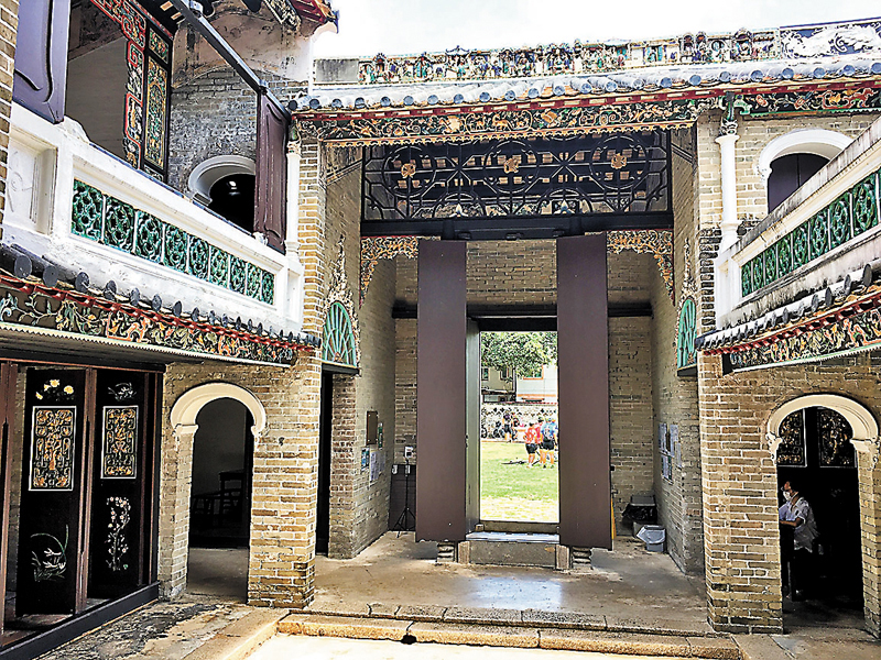 ◆歷史悠久新田大夫第內部保存完整，屋脊戲曲人物陶塑精巧。